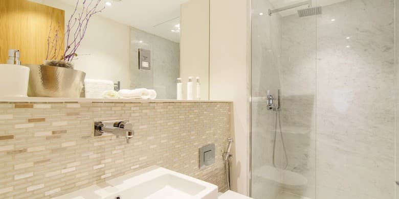 Banyo — mozaik ve yürüme duş