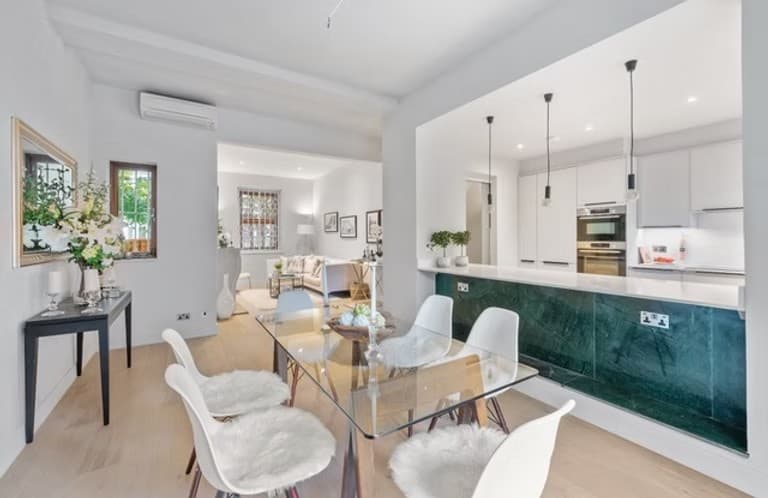 Banyo — mermer kaplama ve küvet