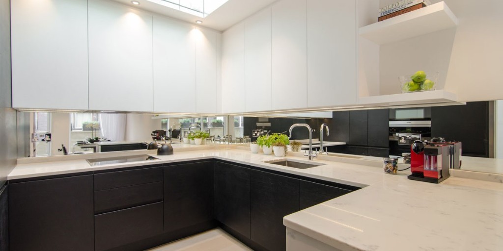 Modern mutfak — siyah-beyaz dolap ve mermer tezgâh