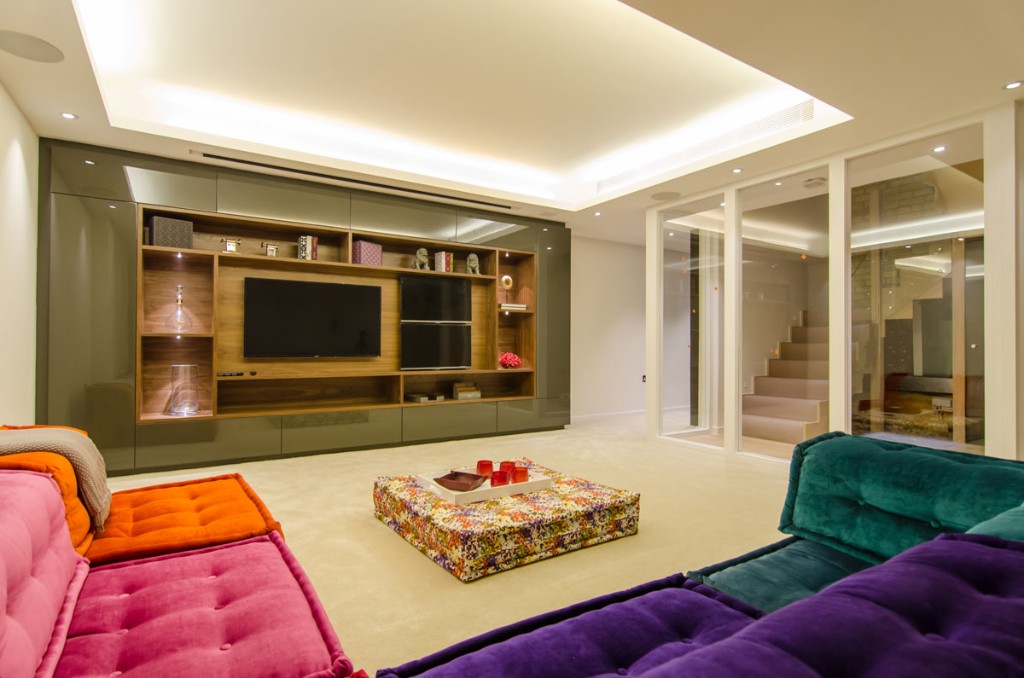 Salon / medya odası — özel oturma ve TV ünitesi