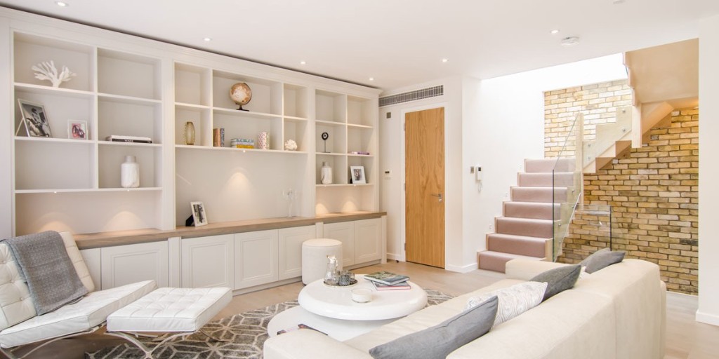 Salon — kitaplık duvarı ve oturma alanı